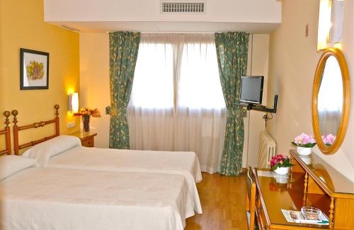 La Seu d'Urgell Hotel | Pet-Friendly Hotel Nice with Restaurant & Breakfast Options