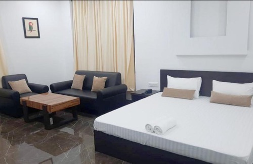 Sahibganj Hotel | Discover Hotel Nilima Palace: Pet-Friendly & Family Ready
