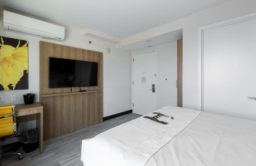 Queens Hotel | Accessible Comfort at Hotel Ninety Five near JFK Airport