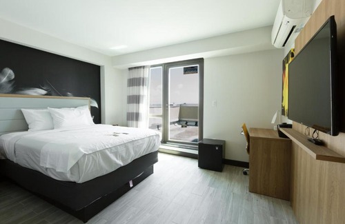 Queens Hotel | Accessible Comfort at Hotel Ninety Five near JFK Airport