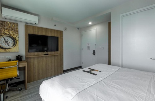 Queens Hotel | Accessible Comfort at Hotel Ninety Five near JFK Airport