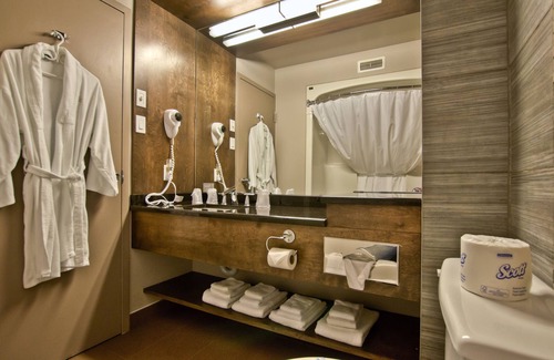 Amos Hotel | Hotel Nouvelle Frontière: Family-Friendly with Breakfast & Hot Tub
