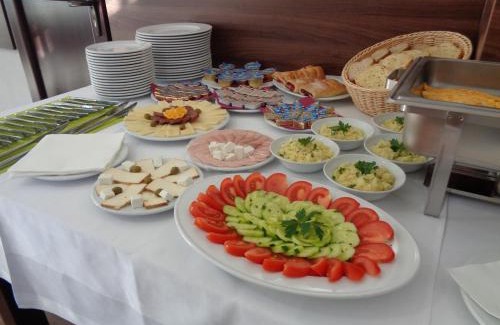Konjic Hotel | Elegant Hotel Novalić Konjic with Oceanfront Pool Access