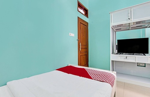 Cilacap Hotel | Cozy OYO 92294 Amole Homestay with Breakfast Included