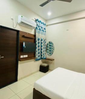 Shujalpur Hotel | Budget-Friendly Stay at OYO Hotel Area 42 with Dining