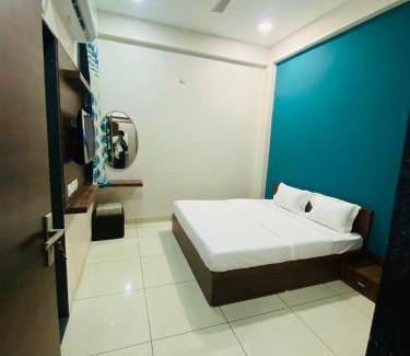 Shujalpur Hotel | Budget-Friendly Stay at OYO Hotel Area 42 with Dining