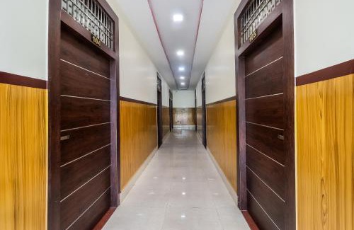Malihabad Hotel | Family-Friendly OYO Hotel Chandra with Kitchen Amenities
