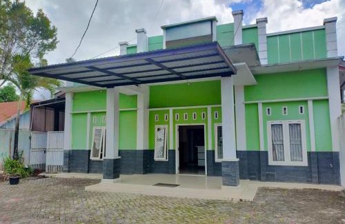 Mamuju Hotel | Discover OYO 93443 Emmy Homestay Syariah: Family-Friendly Stay