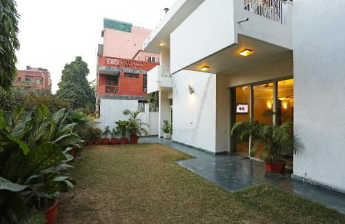 Kalkaji Hotel | Cozy Gem Near Lotus Temple with Kitchen and Breakfast