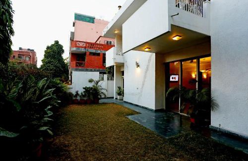 Kalkaji Hotel | Cozy Gem Near Lotus Temple with Kitchen and Breakfast