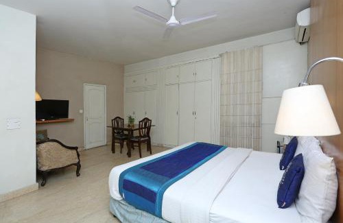 Kalkaji Hotel | Cozy Gem Near Lotus Temple with Kitchen and Breakfast