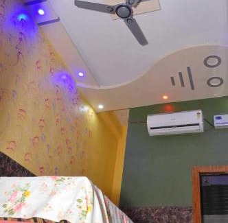 Aligarh Hotel | Budget-Friendly Retreat at OYO Hotel Grand for Families