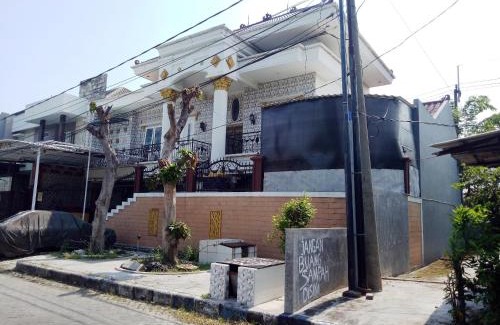 Waru Hotel | Budget-Friendly Guest House Bu Iin Syariah with Breakfast