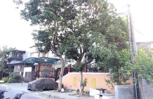 Waru Hotel | Budget-Friendly Guest House Bu Iin Syariah with Breakfast