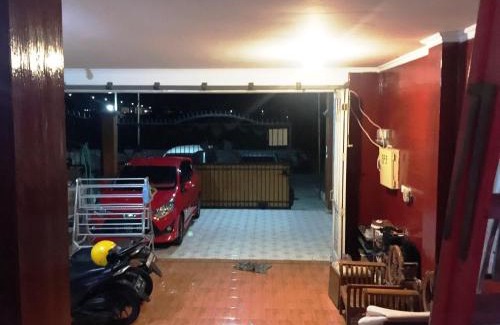 Waru Hotel | Budget-Friendly Guest House Bu Iin Syariah with Breakfast