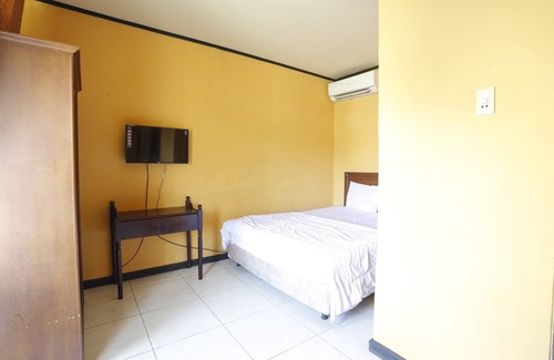 Borneo Hotel | Cozy OYO 93119 Guest House Leo Patra with Breakfast Included