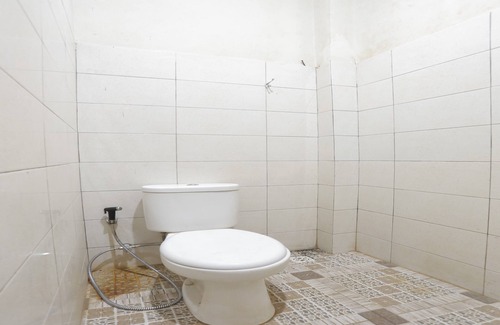 Borneo Hotel | Cozy OYO 93119 Guest House Leo Patra with Breakfast Included