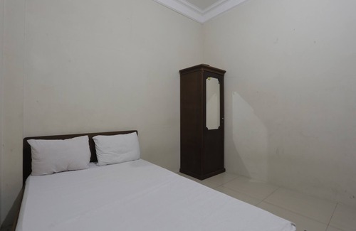 Borneo Hotel | Cozy OYO 93119 Guest House Leo Patra with Breakfast Included
