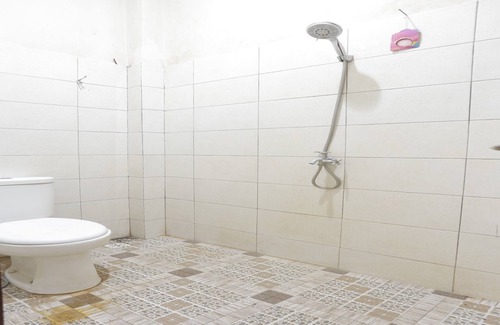 Borneo Hotel | Cozy OYO 93119 Guest House Leo Patra with Breakfast Included