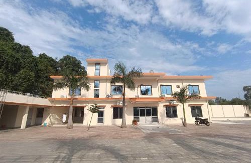 Haraiya Apartment | Guest Rated OYO Home Kanak Hotel: Family-Friendly Retreat