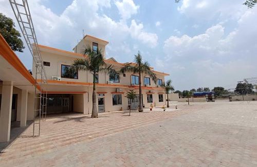 Haraiya Apartment | Guest Rated OYO Home Kanak Hotel: Family-Friendly Retreat