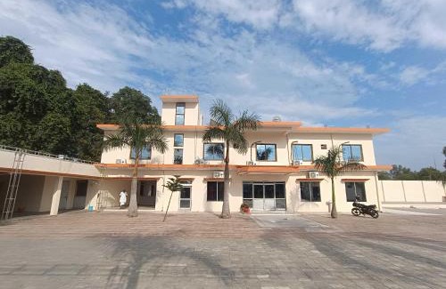 Haraiya Apartment | Guest Rated OYO Home Kanak Hotel: Family-Friendly Retreat