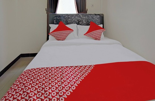 Blitar Hotel | Cozy OYO 2753 Irma's Residence: Breakfast & Family-Friendly