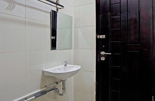 Blitar Hotel | Cozy OYO 2753 Irma's Residence: Breakfast & Family-Friendly
