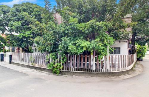 Padang Hotel | Budget-Friendly OYO 433 Nelvi Guest House with Family Perks