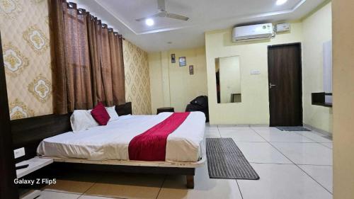 Sanwer Hotel | Hotel O Lord Krishna Guest House