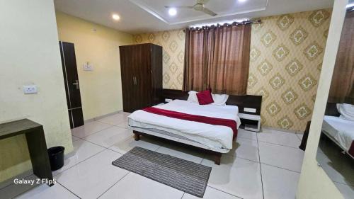 Sanwer Hotel | Hotel O Lord Krishna Guest House