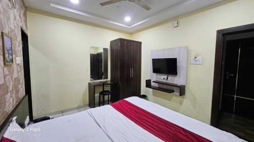 Sanwer Hotel | Hotel O Lord Krishna Guest House