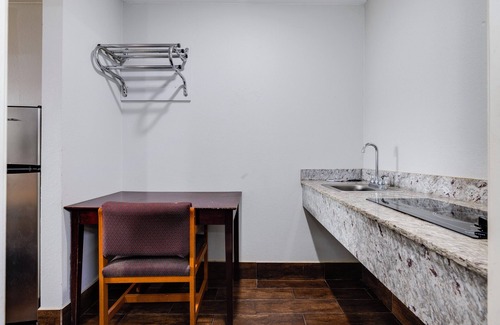 Channelview Hotel | Discover Comfort at Luxury Inn: Breakfast and Family-Friendly
