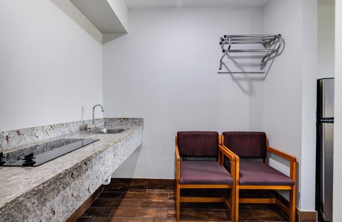 Channelview Hotel | Discover Comfort at Luxury Inn: Breakfast and Family-Friendly