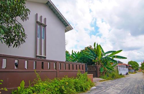 Pekanbaru Hotel | Budget-Friendly Putri Guest House: Perfect for Families
