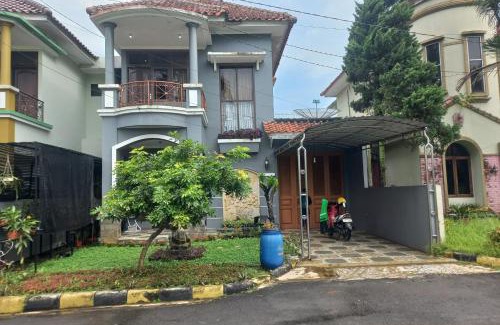 Purwokerto Hotel | Budget-Friendly OYO 93820 Salma Homestay - Family Haven