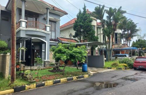 Purwokerto Hotel | Budget-Friendly OYO 93820 Salma Homestay - Family Haven
