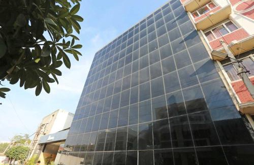 DLF Phase 3 Hotel | Guest Rated 9.5: FabHotel Green Wood with Family Amenities