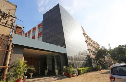 DLF Phase 3 Hotel | Guest Rated 9.5: FabHotel Green Wood with Family Amenities