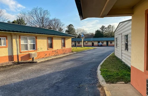 Tallassee Hotel | Budget-Friendly Hotel O Tallassee with Family and Pet Options
