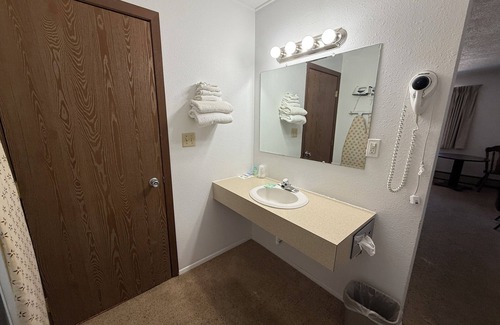 Culbertson Hotel | Enjoy Comfort at Kings Inn Motel with Free Breakfast
