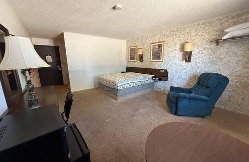 Culbertson Hotel | Enjoy Comfort at Kings Inn Motel with Free Breakfast