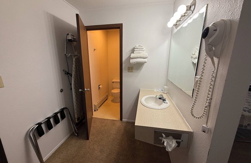 Culbertson Hotel | Enjoy Comfort at Kings Inn Motel with Free Breakfast