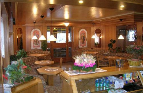 Cavedago Hotel | Discover Hotel Olisamir: Family-Friendly with Restaurant & More