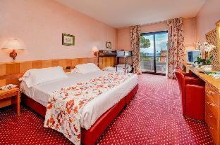 Desenzano del Garda Hotel | Experience Hotel Oliveto: Pet-Friendly Oasis with Ocean Views