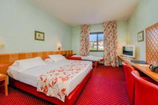 Desenzano del Garda Hotel | Experience Hotel Oliveto: Pet-Friendly Oasis with Ocean Views