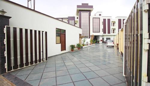Sikandra Hotel | Budget-Friendly Hotel AS Royal with Breakfast & Child Care