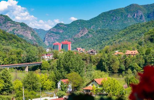 Caciulata Hotel | Discover Hotel Orizont: Poolside Retreat with Top Amenities