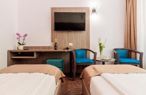 Caciulata Hotel | Discover Hotel Orizont: Poolside Retreat with Top Amenities