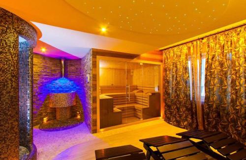Caciulata Hotel | Discover Hotel Orizont: Poolside Retreat with Top Amenities